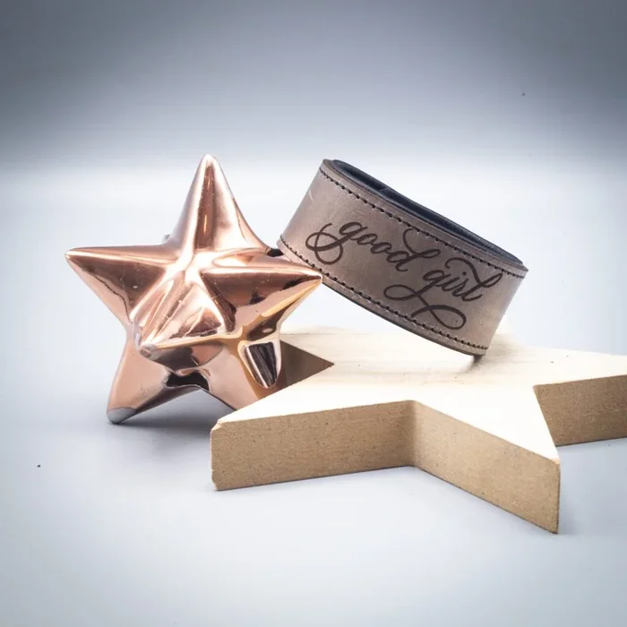 Armband – calligraphy „good girl“ grau – penumbra