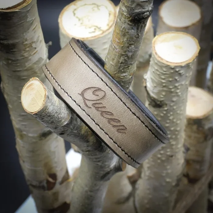 Armband grau – „Queen“ kursiv schmal – penumbra