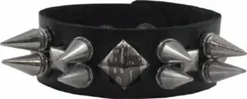 Armband mit verschiedenen Nieten