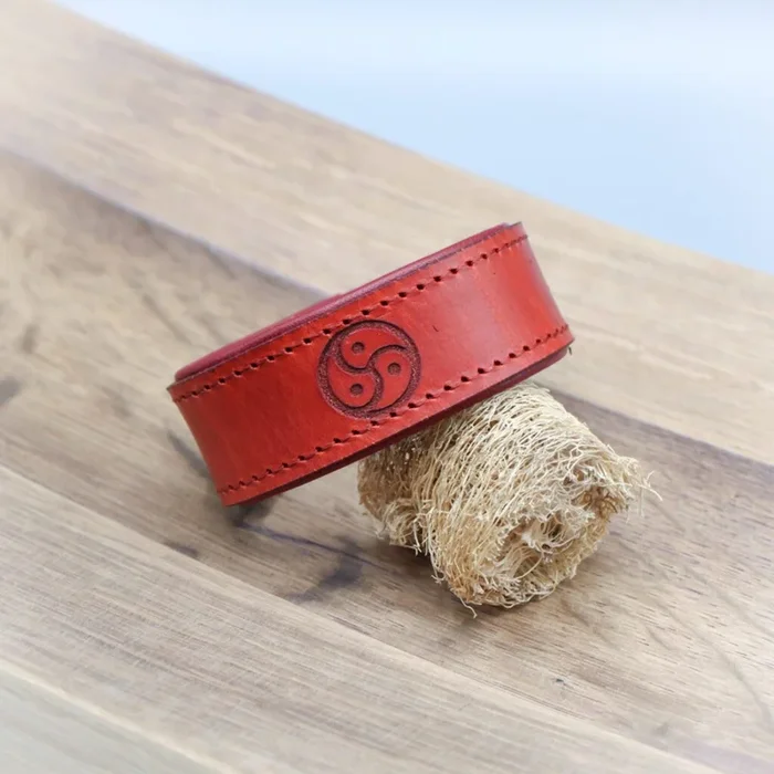 Armband – Triskele rot schmal – penumbra