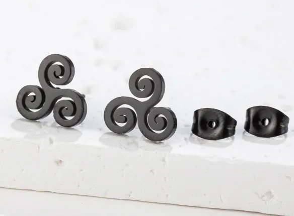 BDSM Ohrstecker Triskele schwarz