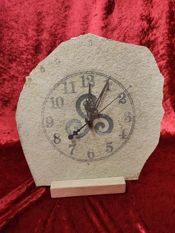 BDSM Uhr Triskele aus Naturstein