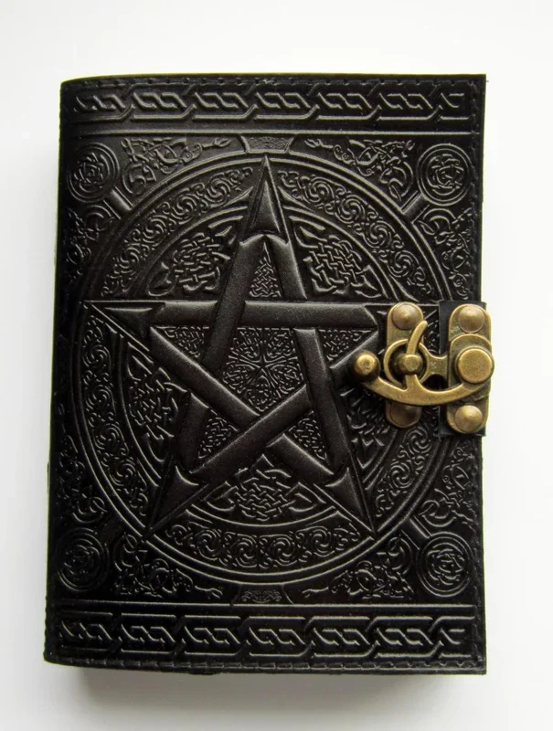 Buch der Schatten mit Pentagramm und Messingbeschlag schwarz
