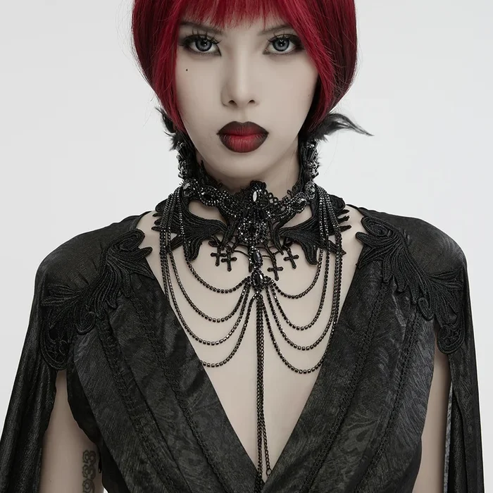 Choker aus schwarzer Spitze mit Strass und Ketten