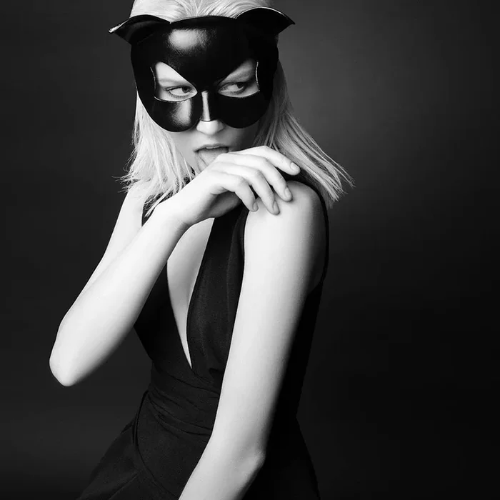 ELF ZHOU LONDON Masque Chat