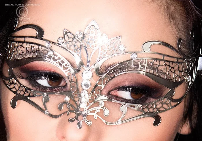 Geheimnisvolle Maske in silber