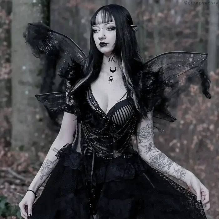 Gothic-Fantasy-Fee-Flügel mit dunkler Ästhetik