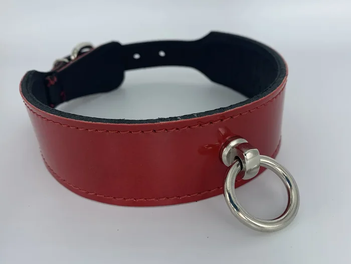 Halsband „Passion“ aus rotem Lackleder