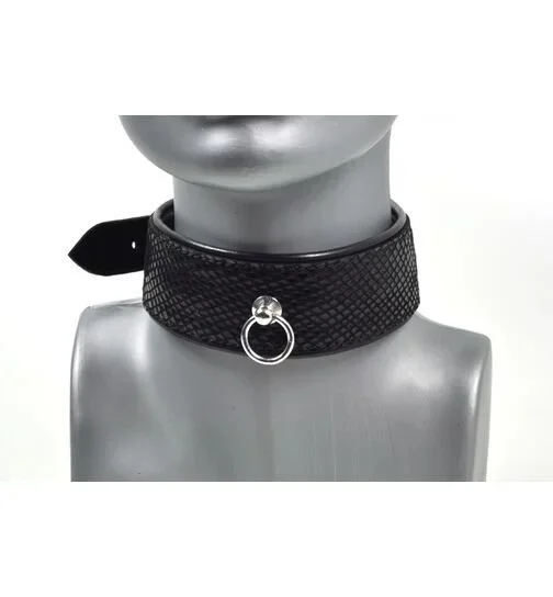 Halsband Lackleder mit Muster und Ring der „O“