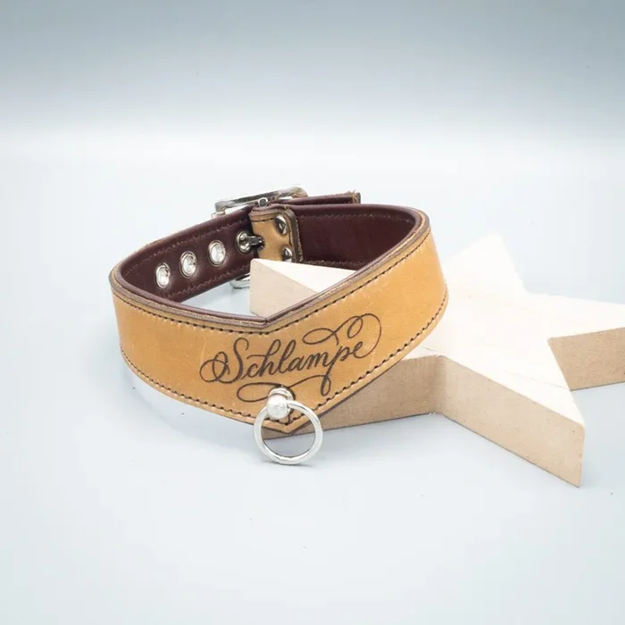Halsband schmal – calligraphy „Schlampe“ braun – penumbra