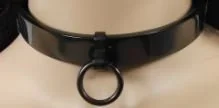 Halsreif in schwarz mit Ring der „O“