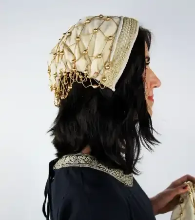 Haube mit Haarnetz und goldener Bordüre