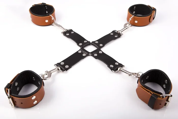 Hog tie mit Fesseln ‚Cognac‘