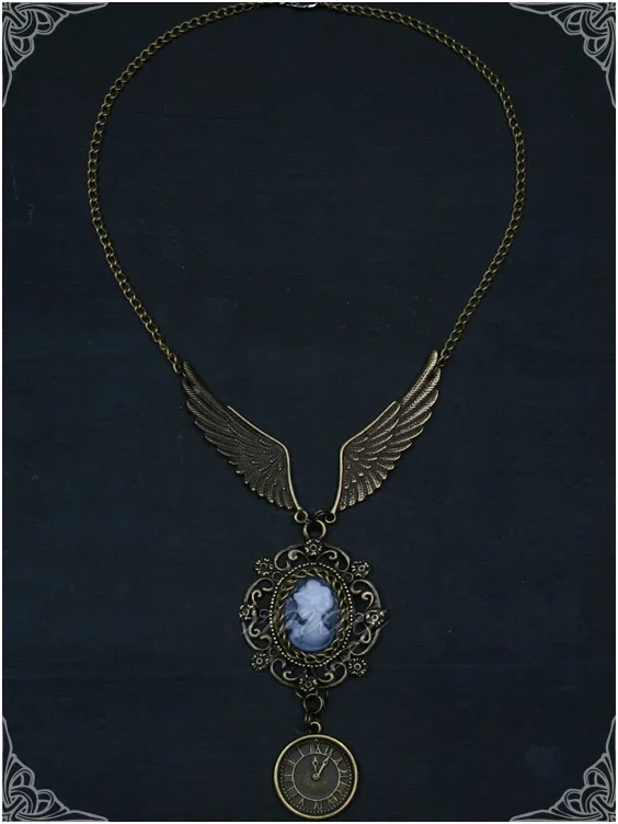 Kette mit Broschen- und Uhren-Anhänger