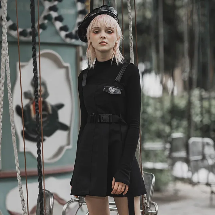 Kurzkleid im Cyberpunk Design mit herzförmiger Skelettstickerei