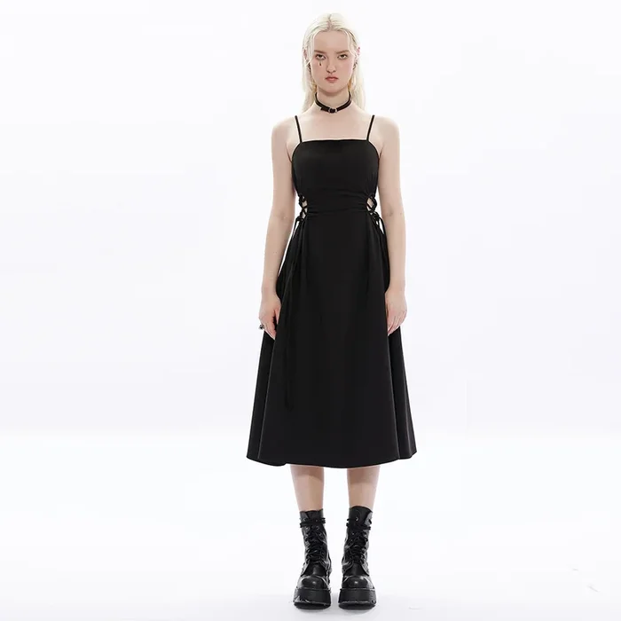 Lässiges Gothic-Kleid mit subtilen Statement-Details