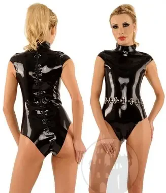 Latex Body mit vielen D-Ringen