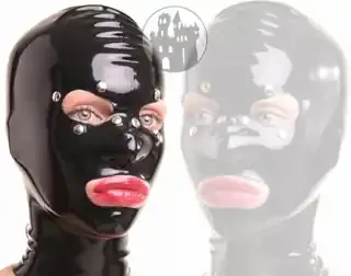 Latex Maske – Ziernieten