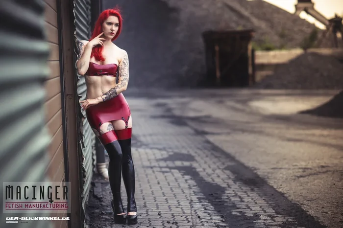 Latex Straps Minirock ‚Cherry‘ – Macinger