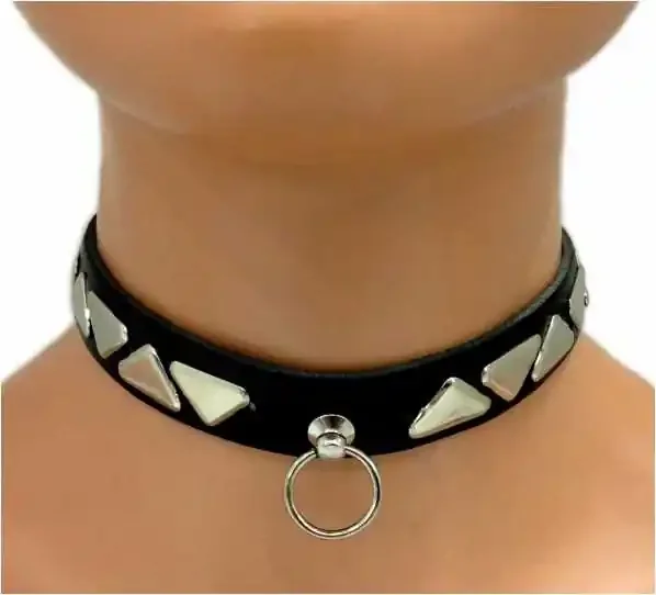 Leder Choker mit Dreieck Nieten und Ring