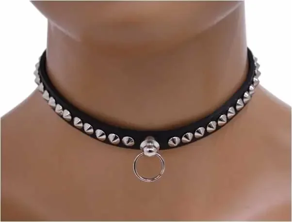 Leder Choker mit kleinen Spitznieten und Ring