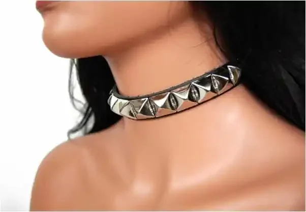 Leder Choker mit Pyramidennieten (Farbe Schwarz)