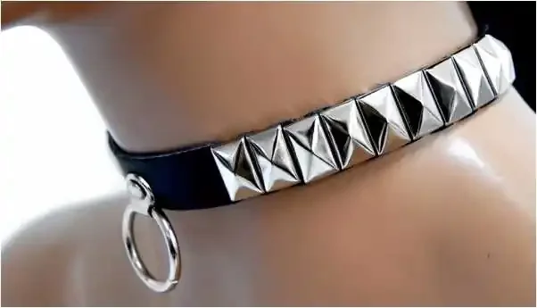 Leder Choker mit Pyramidennieten und Ring