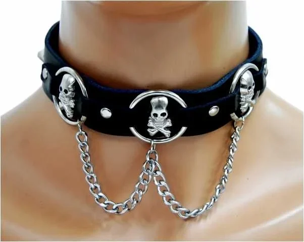Leder Choker mit Totenköpfen, Spitznieten und Ketten