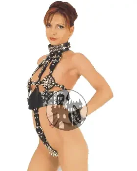 Leder-Harness mit vielen Spikes