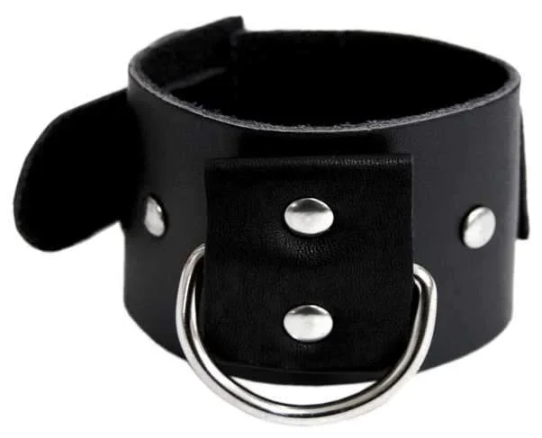 Lederarmband mit großem Ring und Flachnieten