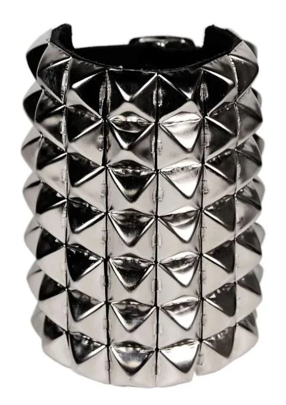 Lederarmband mit sieben Reihen Pyramidennieten