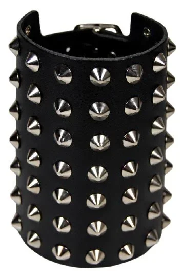 Lederarmband mit Spitznieten