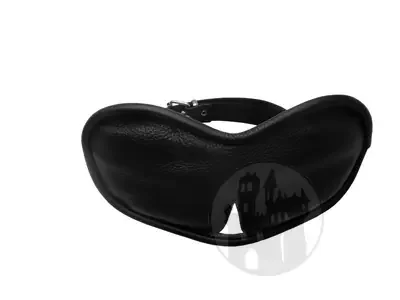 Ledermaske mit Nasenöffnung