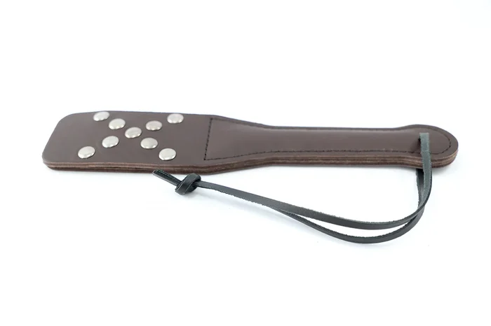 Paddle X mit Nietenbesatz (Farbe: schwarz-rot)