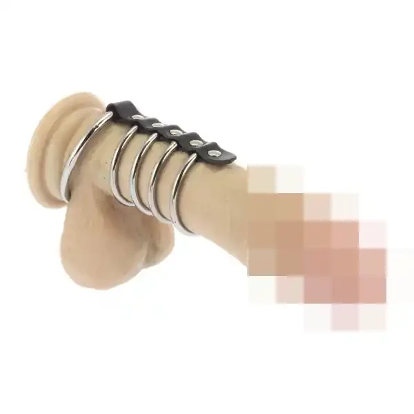 Penisband mit Metallringen
