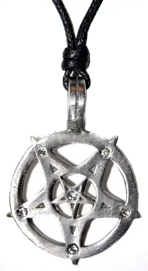 Pentagramm mit weißen Steinen