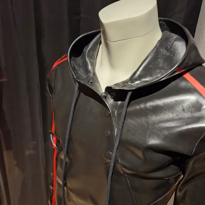 Pullover aus Latex