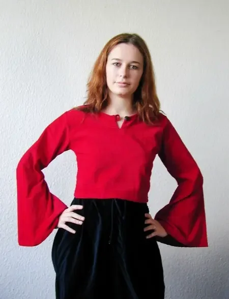 Samtbluse mit ausgestellten Ärmeln