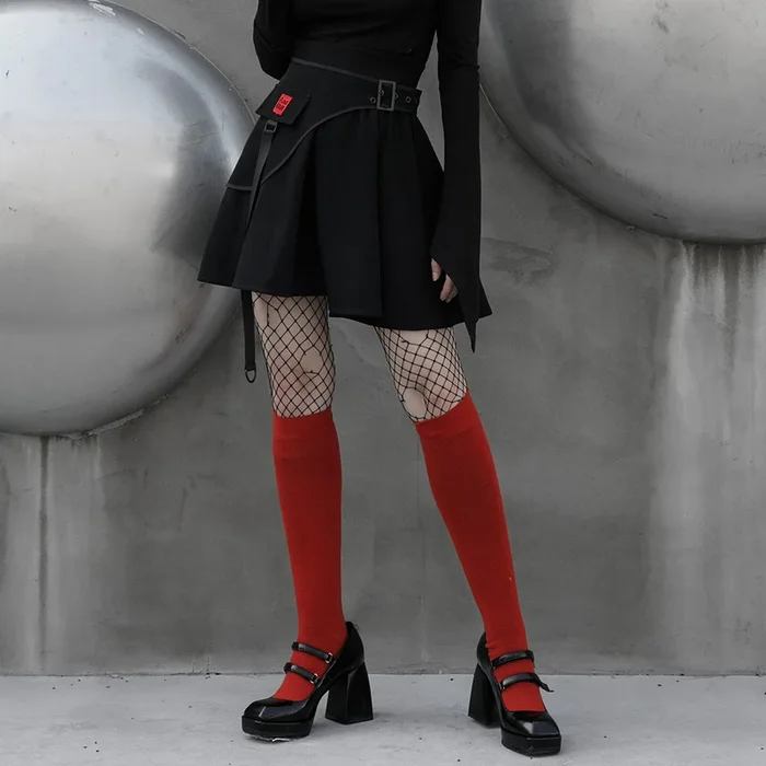 Schwarzer Skater-Rock mit asymmetrischen Details