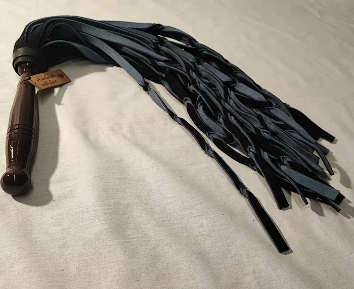 Schwerer Flogger Kalbsvelourleder blau/schwarz