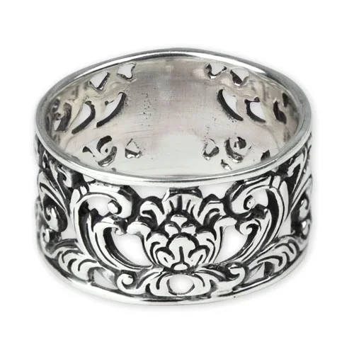 Silberring mit Ornamenten