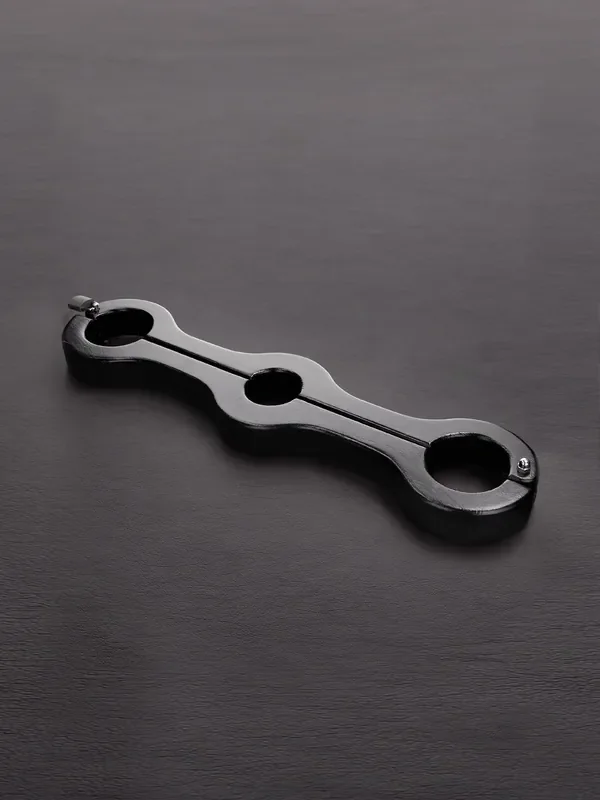 Triune Genitals to Arms Pillory Penis-Hand-Pranger, schwarz